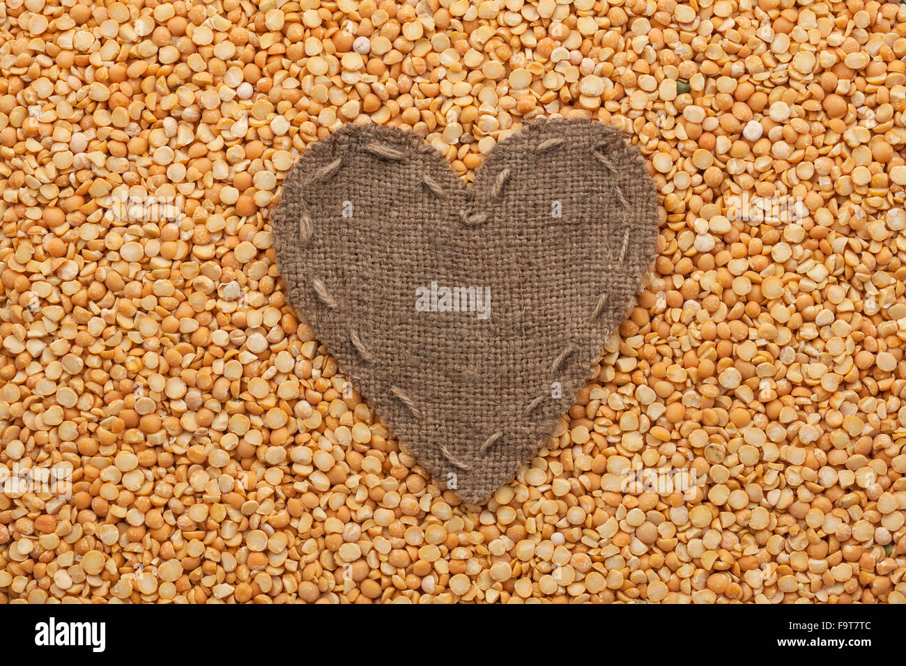 Telaio a forma di cuore realizzato in tela con piselli secchi, con spazio per il testo Foto Stock