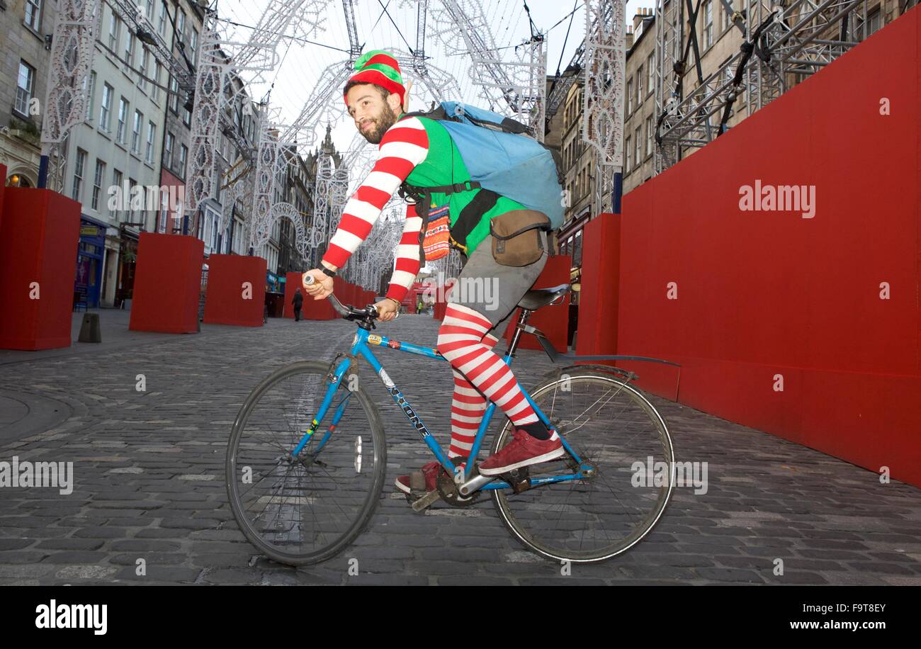 Edimburgo, Scozia, Regno Unito. Xviii Dicembre, 2015. Edinburgh Noleggio corriere, Nene Candelario, non sarà solo fornire i pacchetti per questo Natale ma sarà anche dato un ulteriore dono per i senzatetto nella carità, Streetwork. Per tutto il mese di dicembre, Nene sta facendo i suoi turni di consegna vestita da elfo di Natale al fine di aumentare la consapevolezza, così come il denaro, per Streetwork. Nene commenti, 'come una bicicletta courier a Edimburgo, non posso fare a meno di notare il numero sempre crescente di persone sonno agitato per le strade di Edimburgo. Credito: Richard Dyson/Alamy Live News Foto Stock