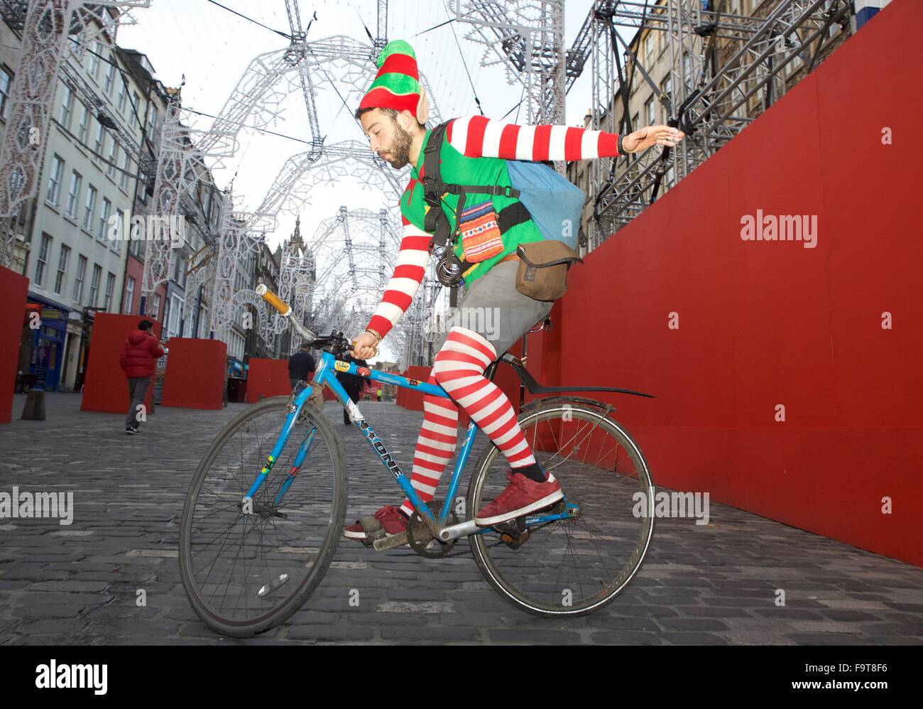 Edimburgo, Scozia, Regno Unito. Xviii Dicembre, 2015. Edinburgh Noleggio corriere, Nene Candelario, non sarà solo fornire i pacchetti per questo Natale ma sarà anche dato un ulteriore dono per i senzatetto nella carità, Streetwork. Per tutto il mese di dicembre, Nene sta facendo i suoi turni di consegna vestita da elfo di Natale al fine di aumentare la consapevolezza, così come il denaro, per Streetwork. Nene commenti, 'come una bicicletta courier a Edimburgo, non posso fare a meno di notare il numero sempre crescente di persone sonno agitato per le strade di Edimburgo. Credito: Richard Dyson/Alamy Live News Foto Stock