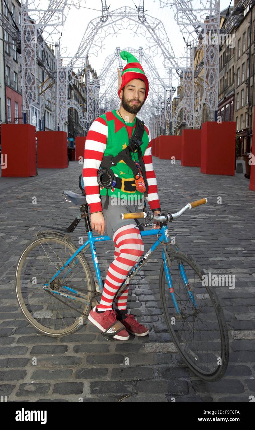 Edimburgo, Scozia, Regno Unito. Xviii Dicembre, 2015. Edinburgh Noleggio corriere, Nene Candelario, non sarà solo fornire i pacchetti per questo Natale ma sarà anche dato un ulteriore dono per i senzatetto nella carità, Streetwork. Per tutto il mese di dicembre, Nene sta facendo i suoi turni di consegna vestita da elfo di Natale al fine di aumentare la consapevolezza, così come il denaro, per Streetwork. Nene commenti, 'come una bicicletta courier a Edimburgo, non posso fare a meno di notare il numero sempre crescente di persone sonno agitato per le strade di Edimburgo. Credito: Richard Dyson/Alamy Live News Foto Stock