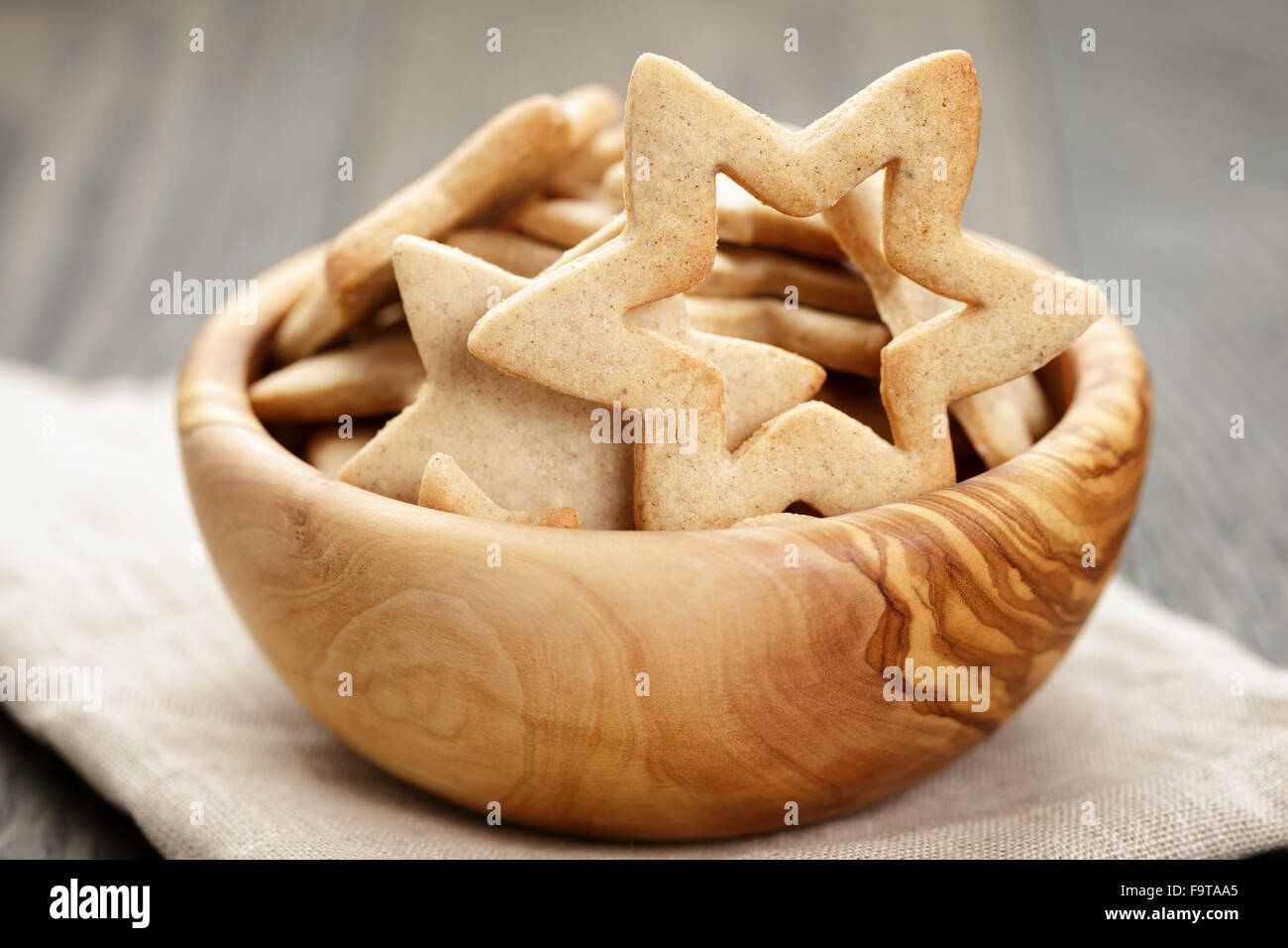 Stelle i cookie per il giorno di Natale nella ciotola di oliva Foto Stock