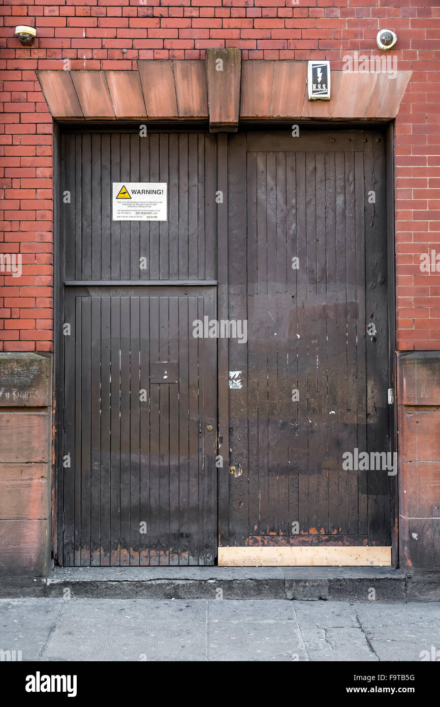 Porte di legno marrone all'entrata di un edificio di servizi pubblici, Regno Unito Foto Stock