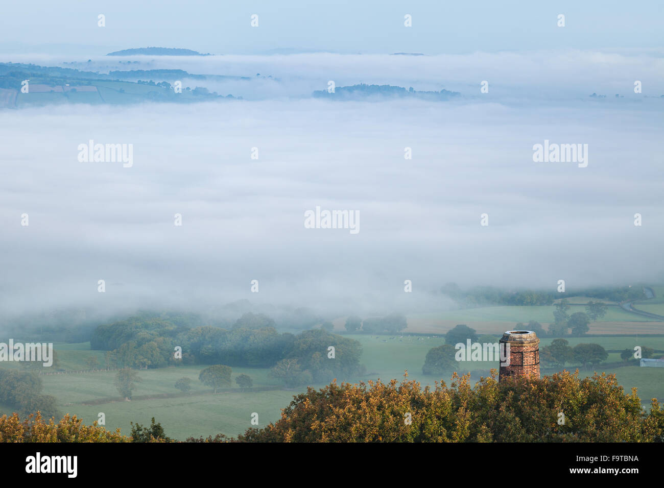 British paesaggio baciato nella nebbia mattutina Foto Stock