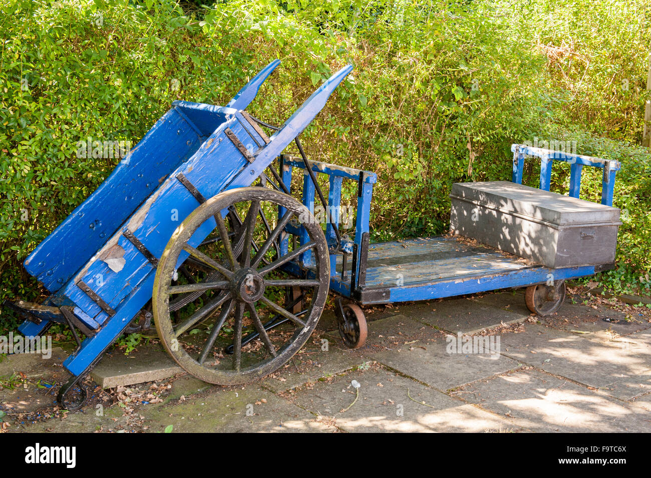 Blue vintage trasporto portatori di bagagli sulla piattaforma Foto Stock