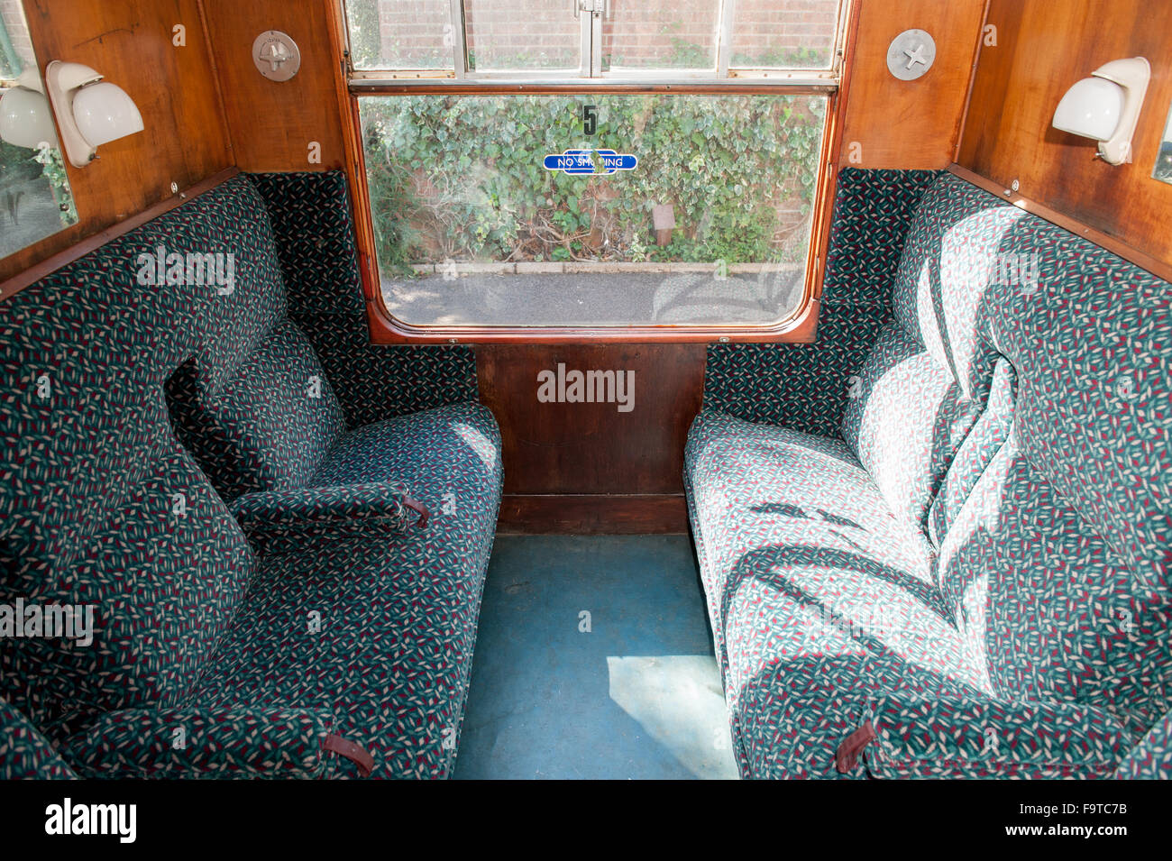 All'interno di un vintage British treni passeggeri trasporto con posti a sedere Foto Stock