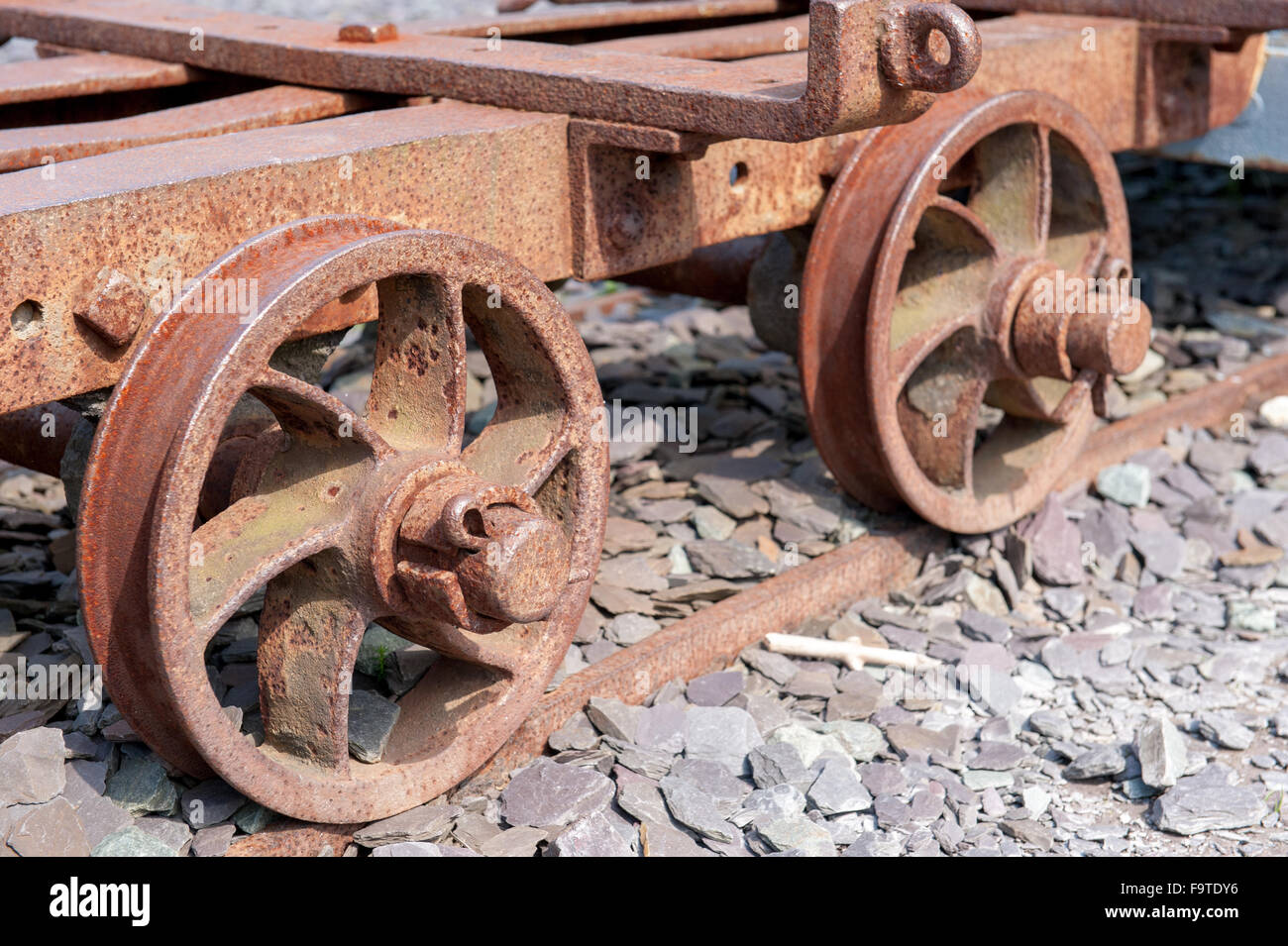 Piccolo rusty mining treno carrier close up di ruote Foto Stock