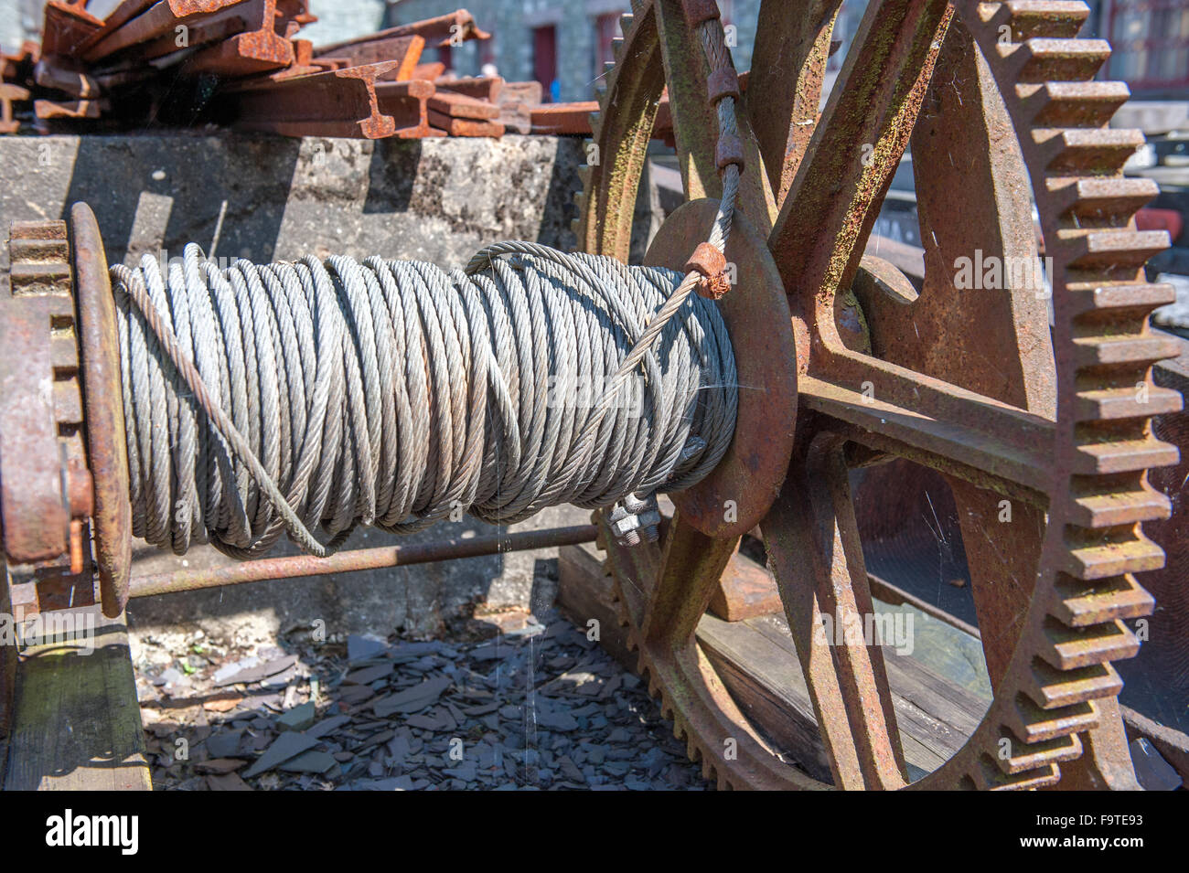 Industria pesante del cavo sulla grande ruota arrugginita Foto Stock