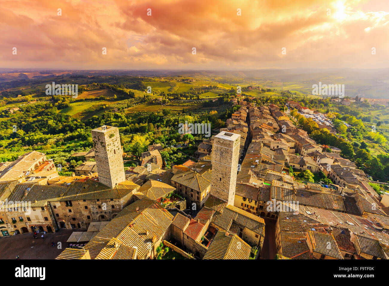 San Gimignano, Italia. Borgo medievale arial vista da una delle torri. Toscana Foto Stock
