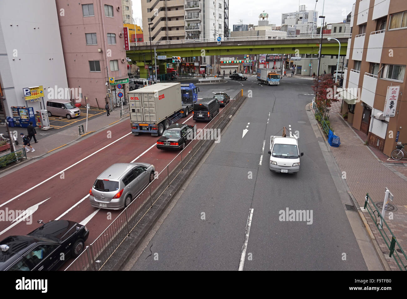 Una strada trafficata in Tokyo, Giappone Foto Stock