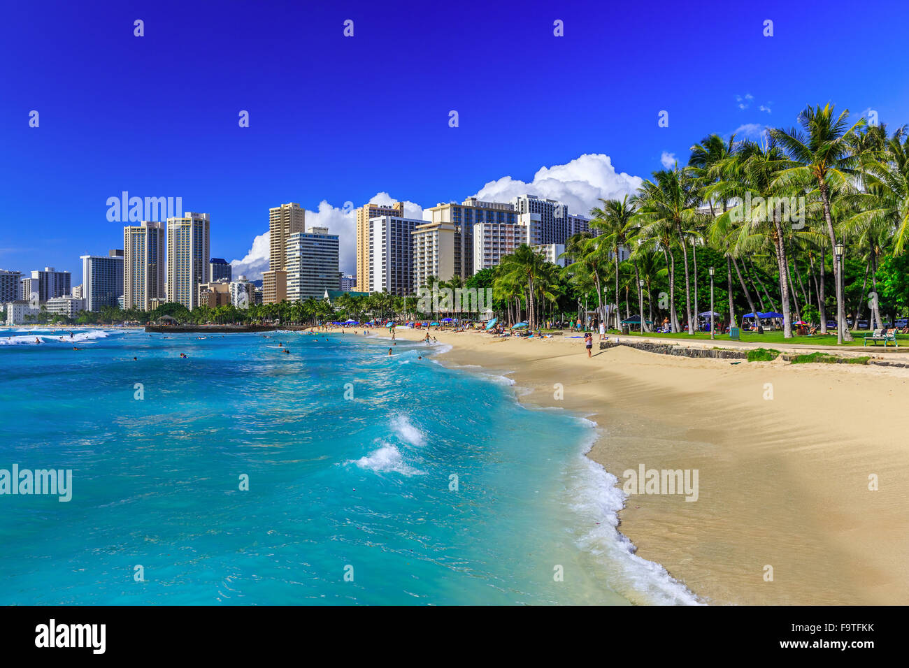 Honolulu, Hawaii. La spiaggia di Waikiki e di Honolulu skyline. Foto Stock