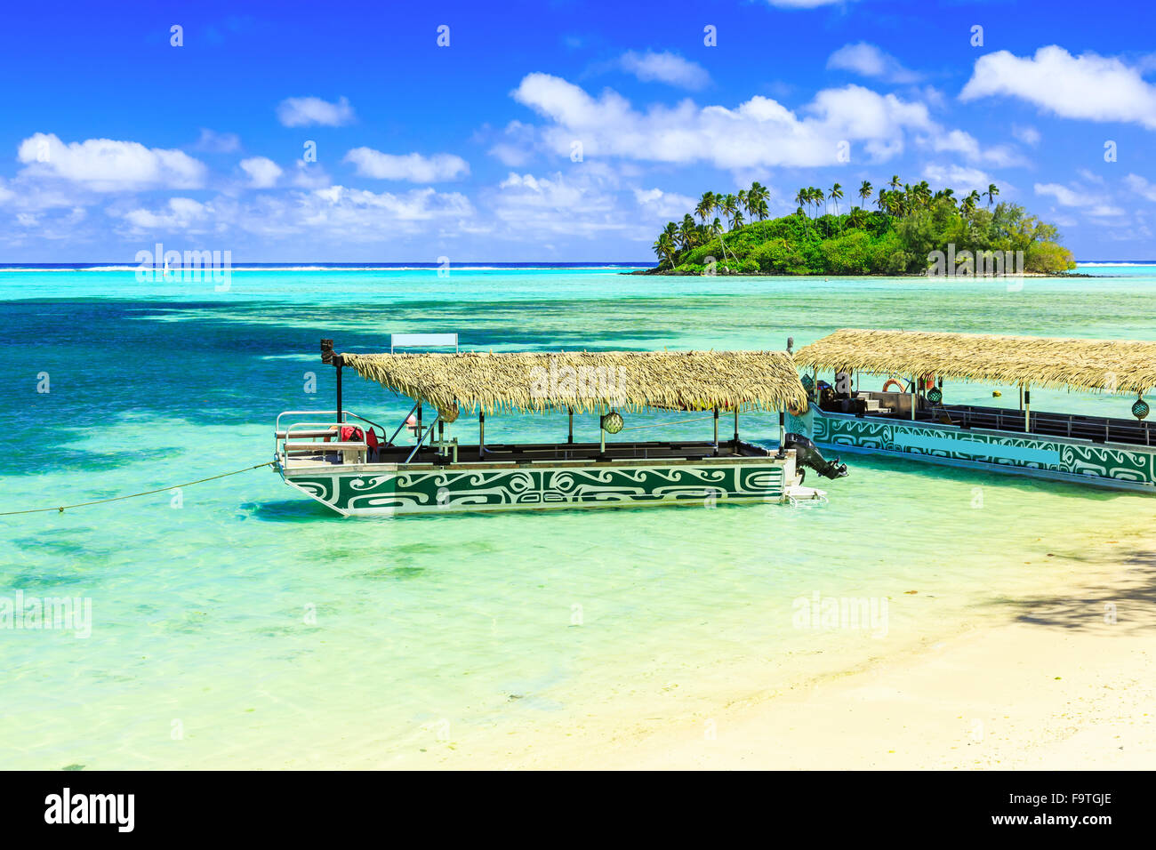 Rarotonga Isole Cook. Isola Motu e imbarcazioni presso il convento Muri di Laguna. Foto Stock