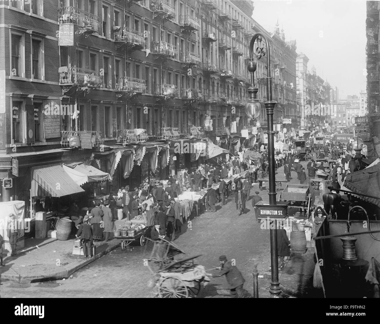 La strada affollata scena, il Ghetto Ebraico, il Lower East Side a Rivington Street, New York City, Stati Uniti d'America, circa 1905 Foto Stock