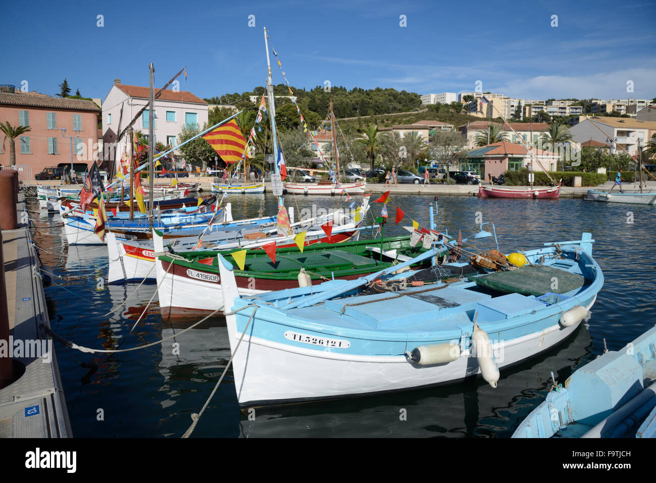 In legno tradizionali barche da pesca noto come Barquettes nel vecchio porto di Saint-Mandrier-sur-Mer, vicino a Toulon Var Provence Francia Foto Stock