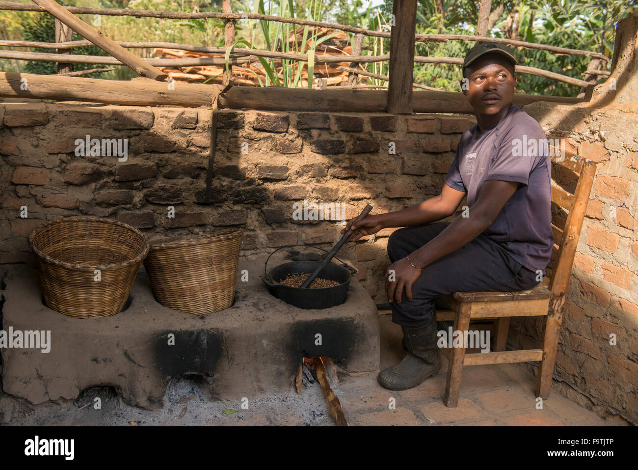La tostatura i chicchi di caffè, Omwani donne cooperativa di caffè, Uganda Foto Stock