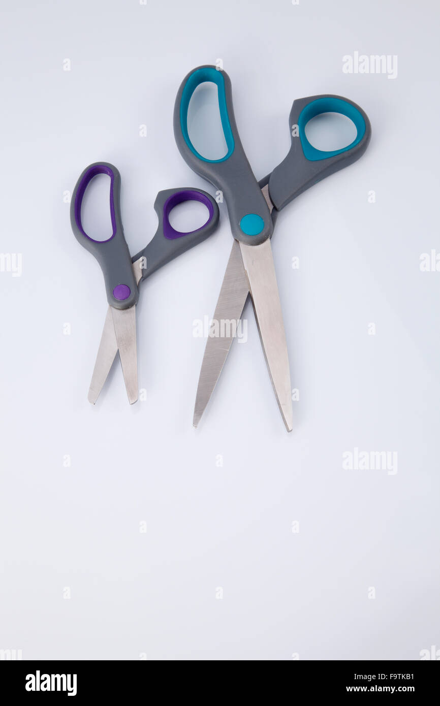 2 paio di forbici che uno di piccole e grandi dimensioni su sfondo bianco Foto Stock