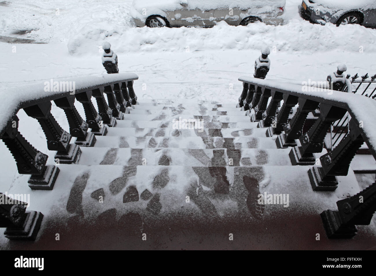 Coperte di neve arenaria di Brooklyn townhouse stoop e marciapiede in inverno Foto Stock