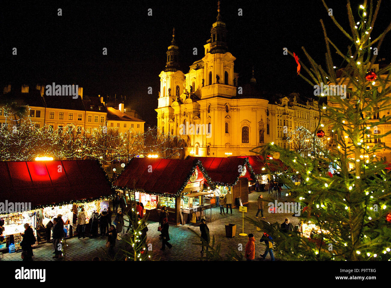 Vista sulla piazza della Città Vecchia con il Mercatino di Natale a Praga, Repubblica Ceca. Foto Stock