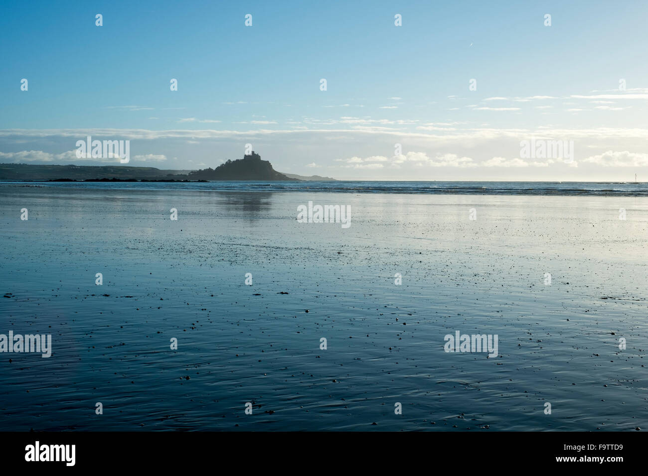 Guardando ad est attraverso il monte's bay verso St Michael's Mount a bassa marea su un inverno di mattina Foto Stock