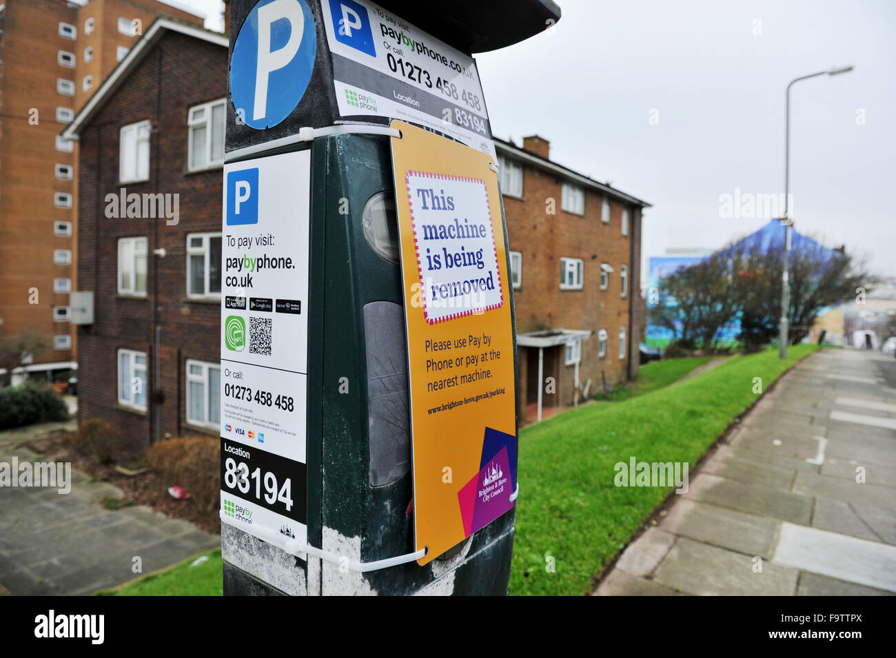 Un parchimetro che deve essere rimosso dal Carlton Hill in Brighton con il consiglio della città in quanto in fase di pagamento tramite il metodo del telefono Foto Stock