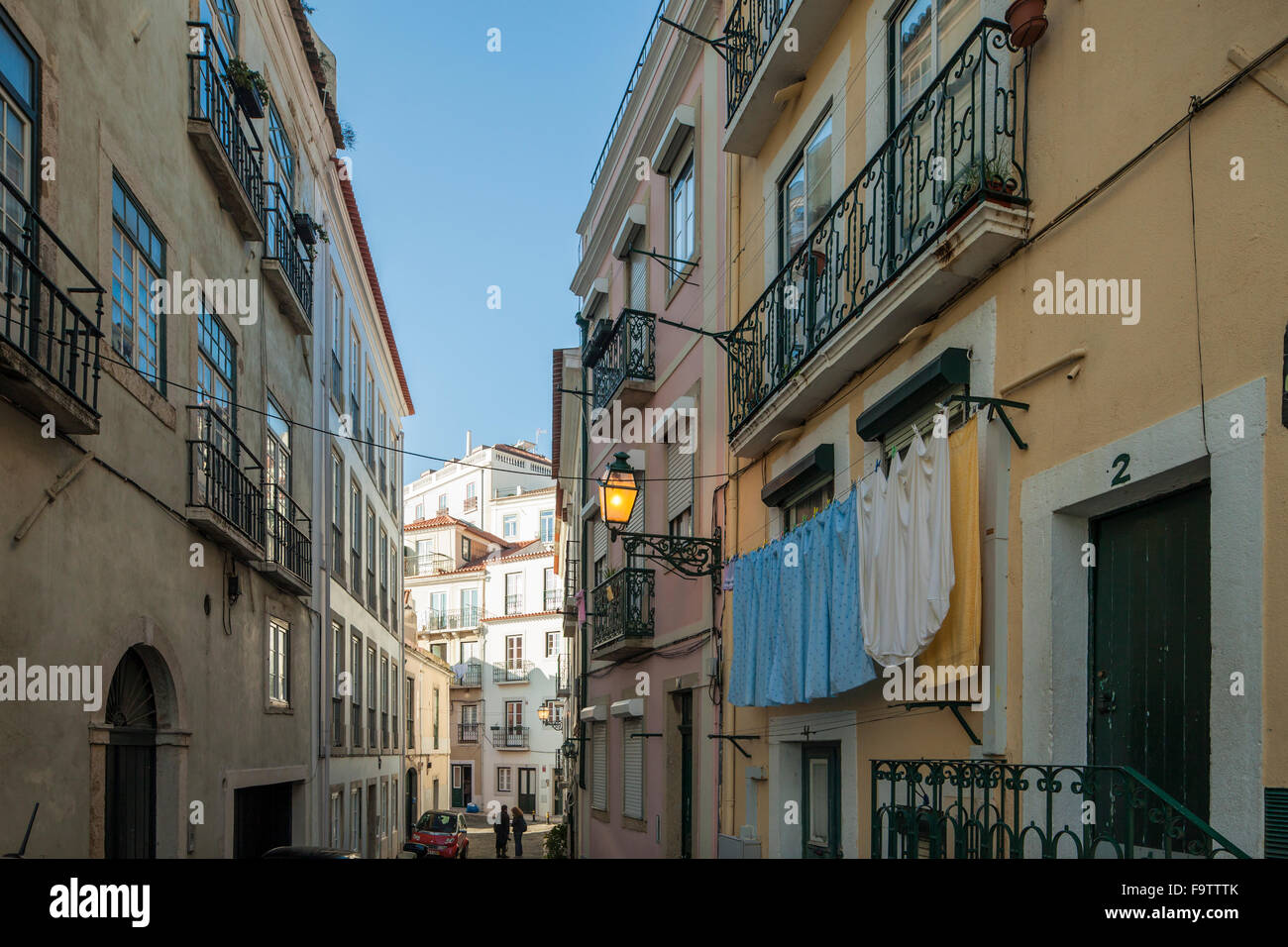 Angolo di strada in Alfama, Lisbona, Portogallo. Foto Stock