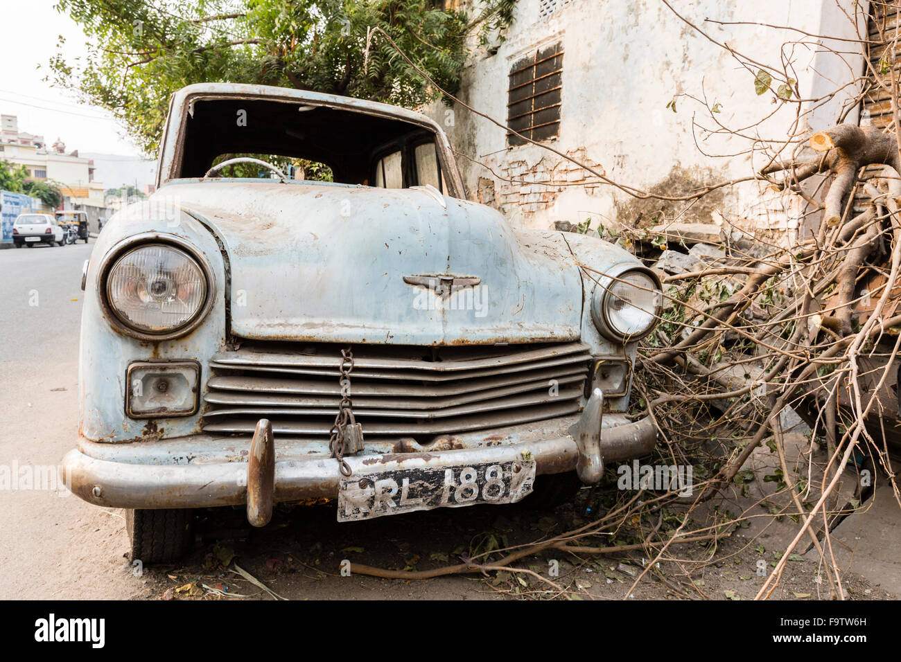 Un auto abbandonati per le strade di Deogargh, Rajasthan Foto Stock