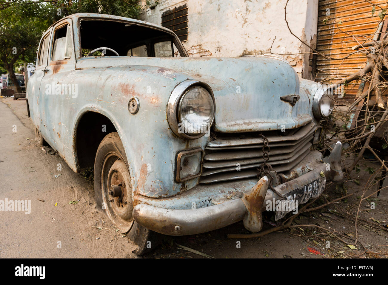 Un auto abbandonati per le strade di Deogargh, Rajasthan Foto Stock