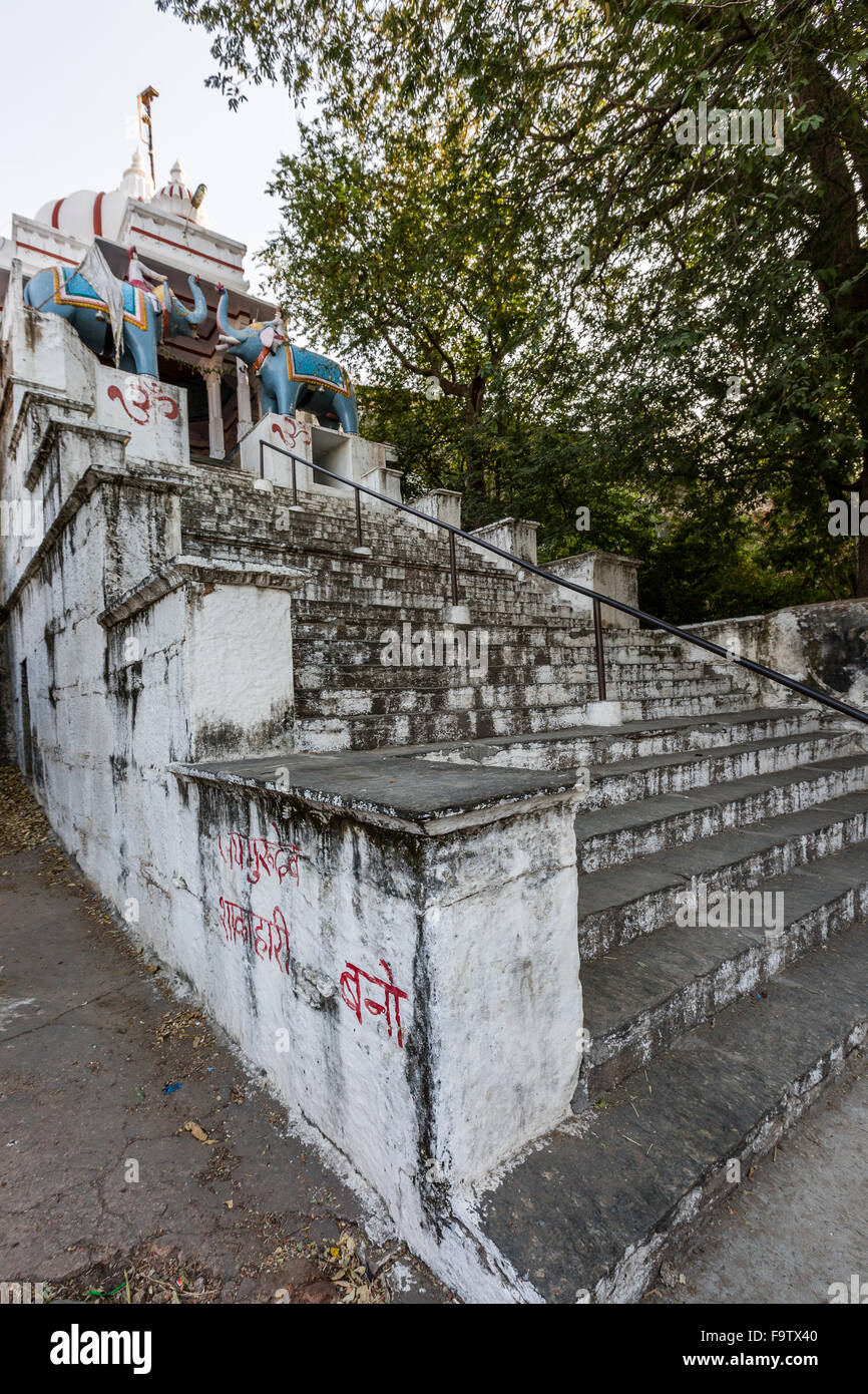 Tempio nella Grotta (Anjaneshwar Mahadev) a Deogarh Foto Stock