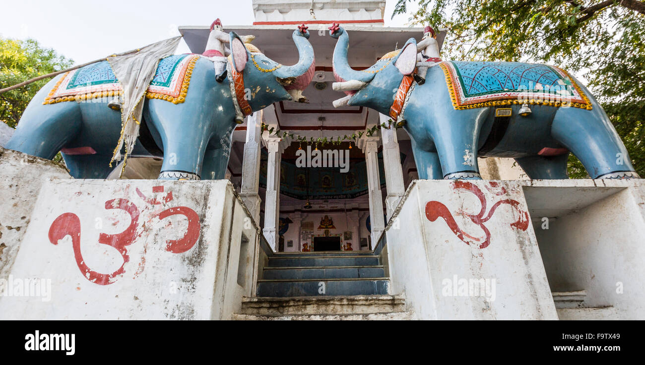 Tempio nella Grotta (Anjaneshwar Mahadev) a Deogarh Foto Stock