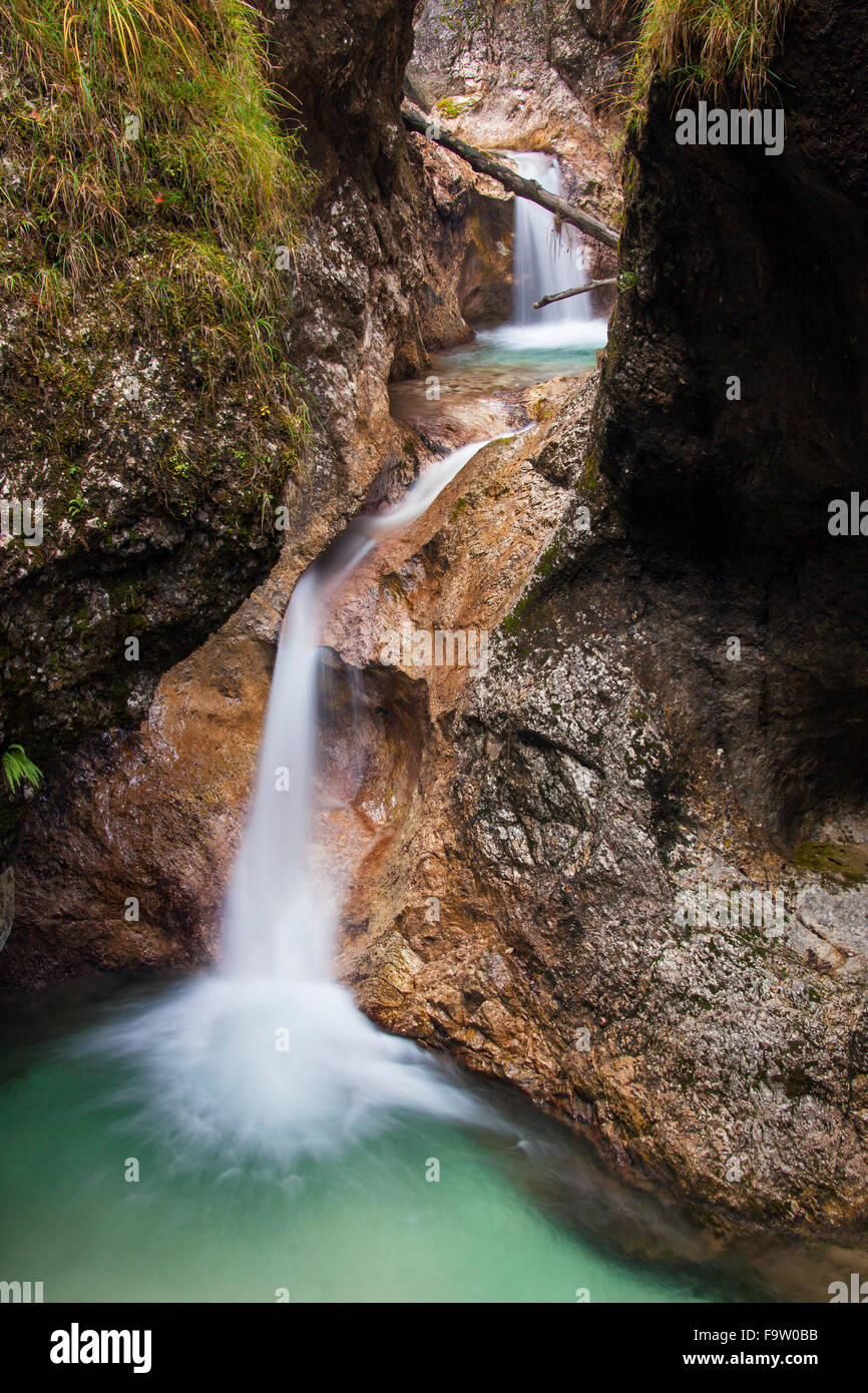 Cascate del Fiume Almbach in esecuzione attraverso il canyon Almbachklamm nelle Alpi Berchtesgaden, Baviera, Germania Foto Stock
