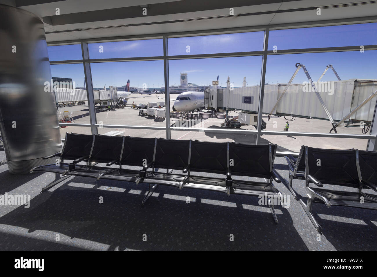 Posti vuoti alla porta di aeroporto Area di attesa con la visualizzazione della finestra di piani, Denver Colorado, STATI UNITI D'AMERICA Foto Stock