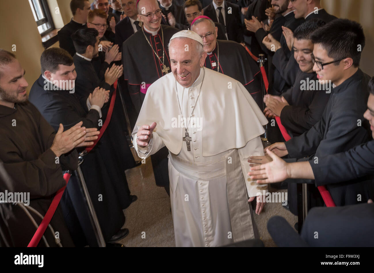 Papa Francesco saluta i seminaristi a San Martino di Tours, Cappella di San Carlo Borromeo Seminary di Philadelphia, Stati Uniti d'America Foto Stock
