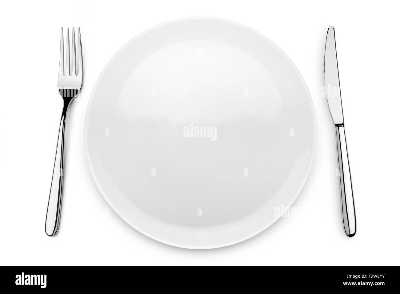 Tabella set con piastra, forchetta e coltello su sfondo bianco Foto Stock