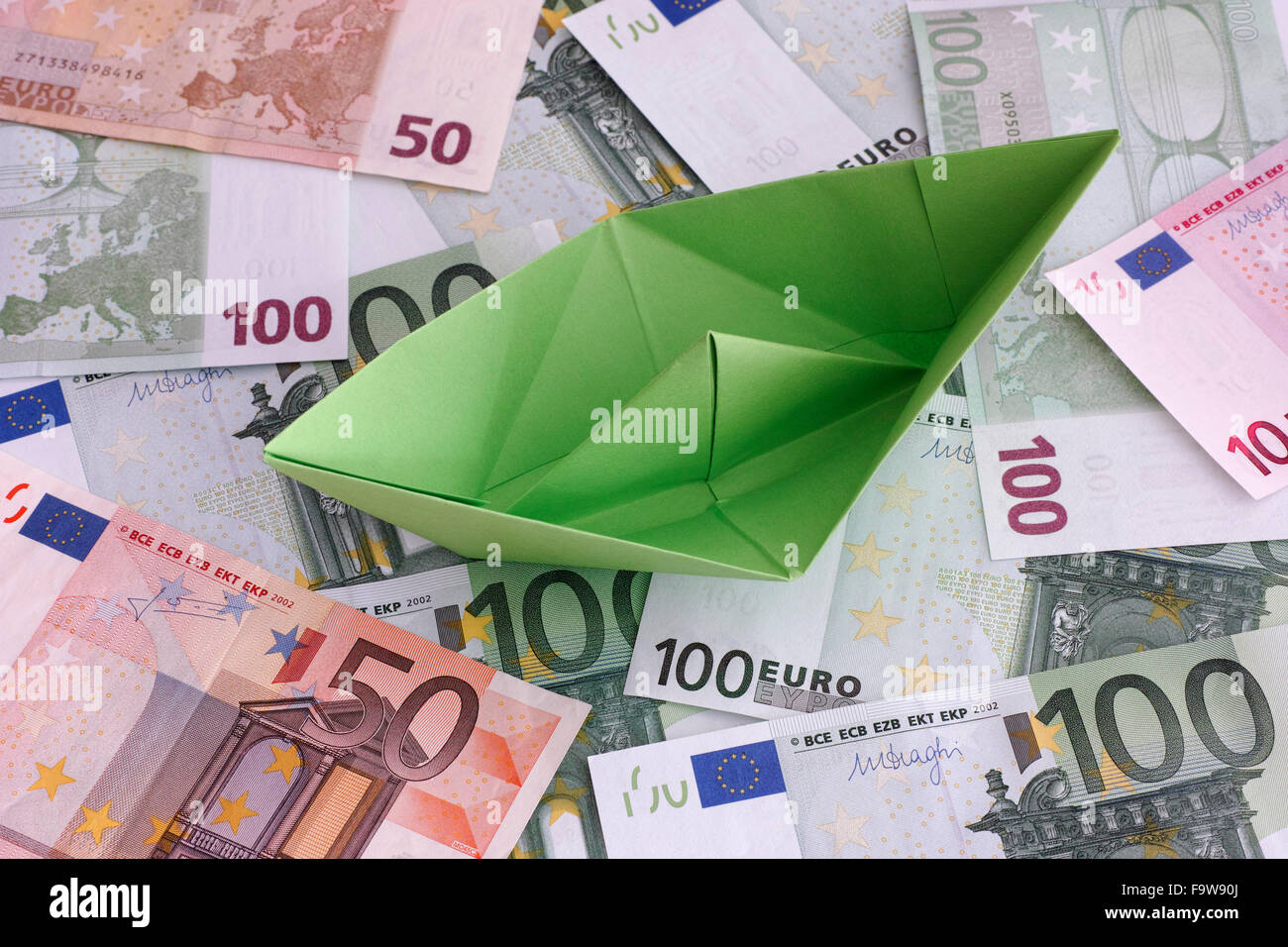 Libro verde sulla barca di banconote in euro. Foto Stock