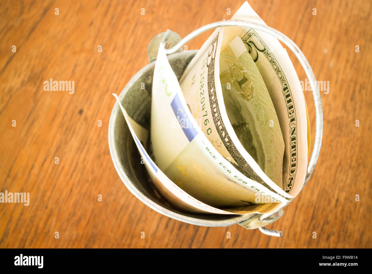 Valute internazionali banca nota nella benna, stock photo Foto Stock