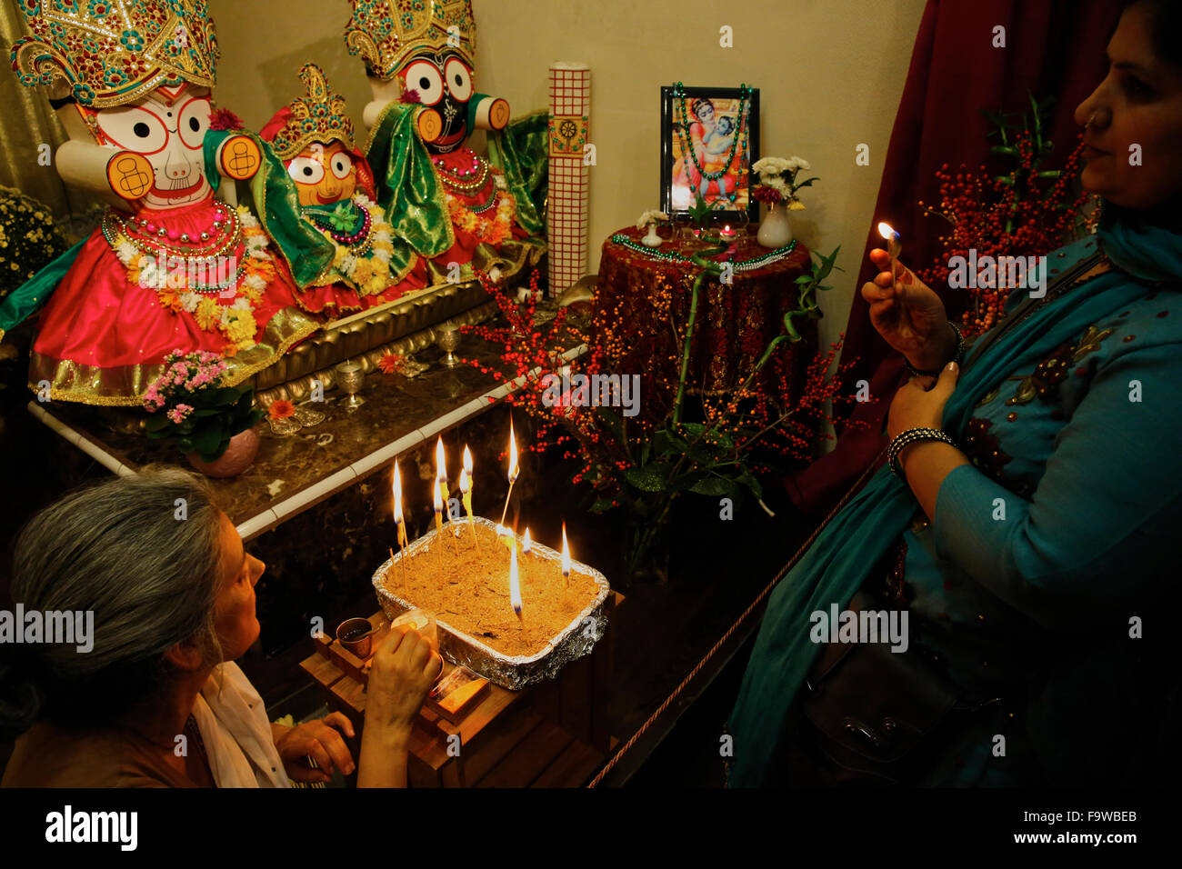 Festa del Santo Nome in un Tempio ISKCON. Offerta di luci Foto Stock