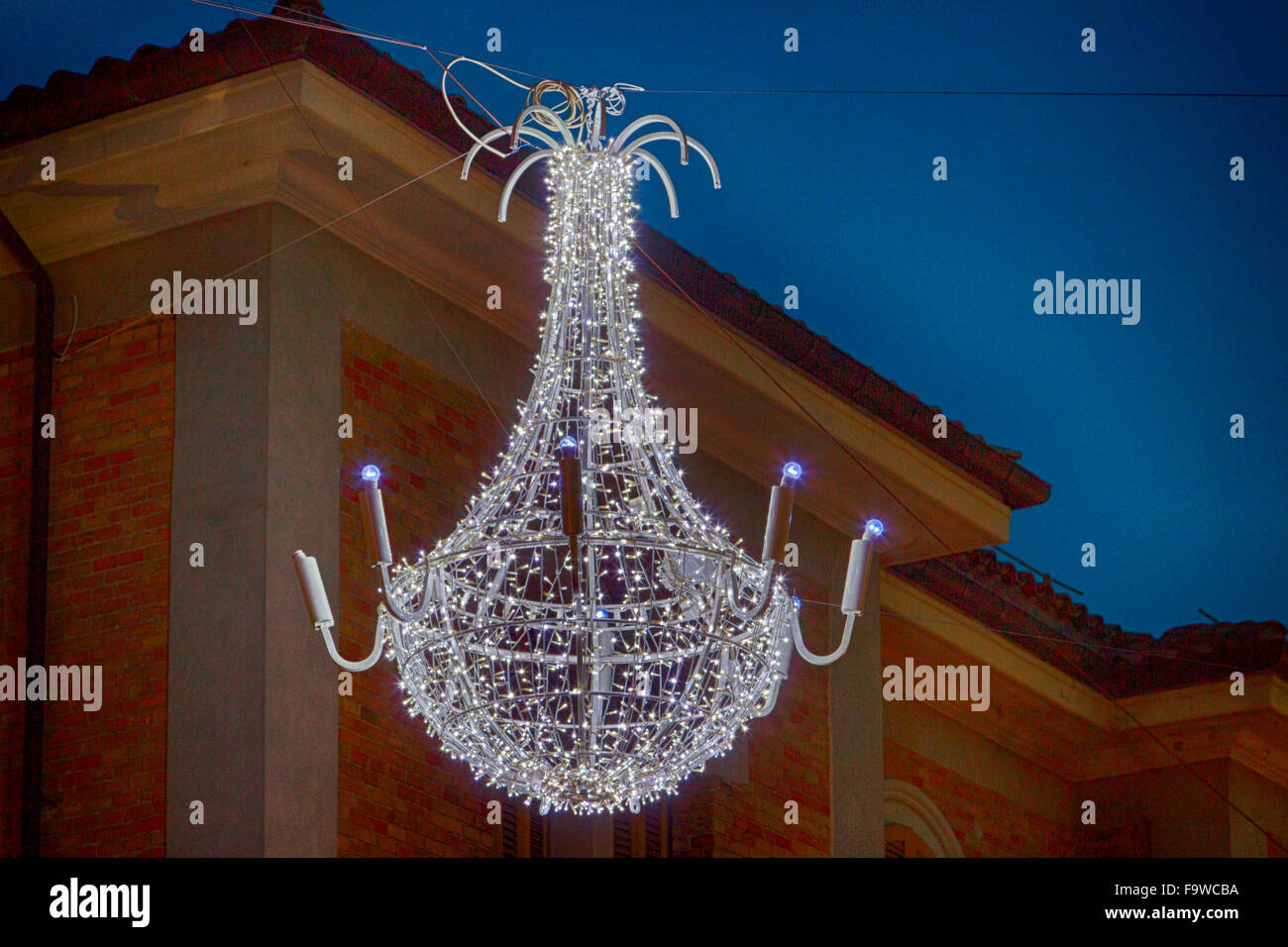 Albero di Natale Tutto-in-uno: Abete Artificiale Imperial Verde con Luci  Bianco Caldo e Decorazioni Rosse e Oro - Il Villaggio di Babbo Natale