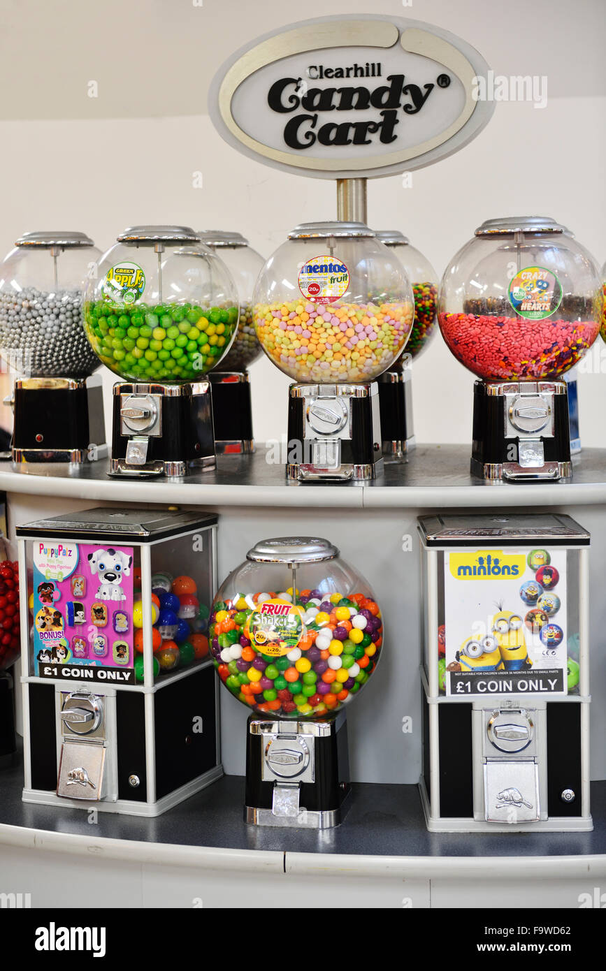 A gettone candy macchine distributrici in centro per lo shopping Foto Stock