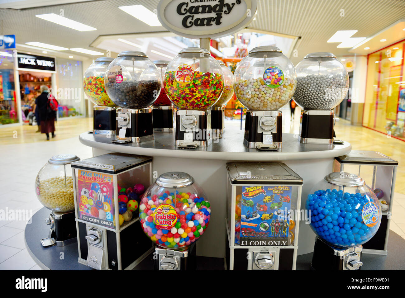 A gettone candy macchine distributrici in centro per lo shopping Foto Stock