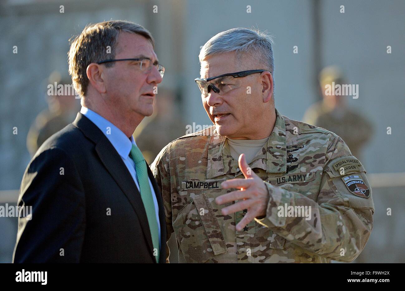 Jalalabad, Afghanistan. Xviii Dicembre, 2015. Il Segretario alla difesa degli Stati Uniti Ashton Carter parla con il comandante di U.S. Forze gen. John Campbell durante una visita a sorpresa di trasmettere una base operativa Fenty Dicembre 18, 2015 a Jalalabad, Afghanistan. Foto Stock