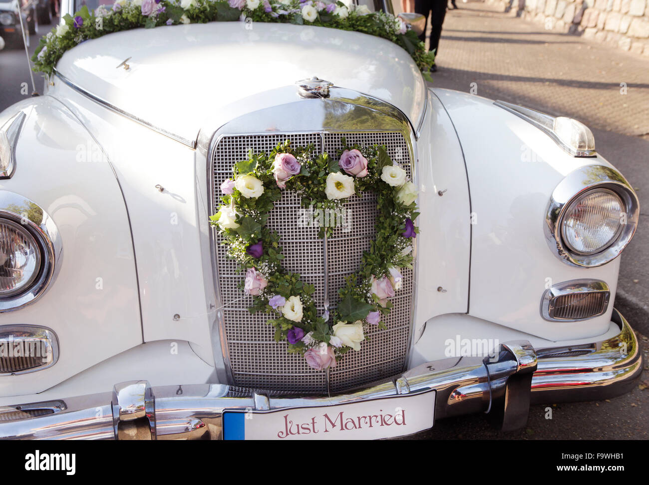 Disposizione del fiore su una vecchia auto per matrimoni Foto Stock