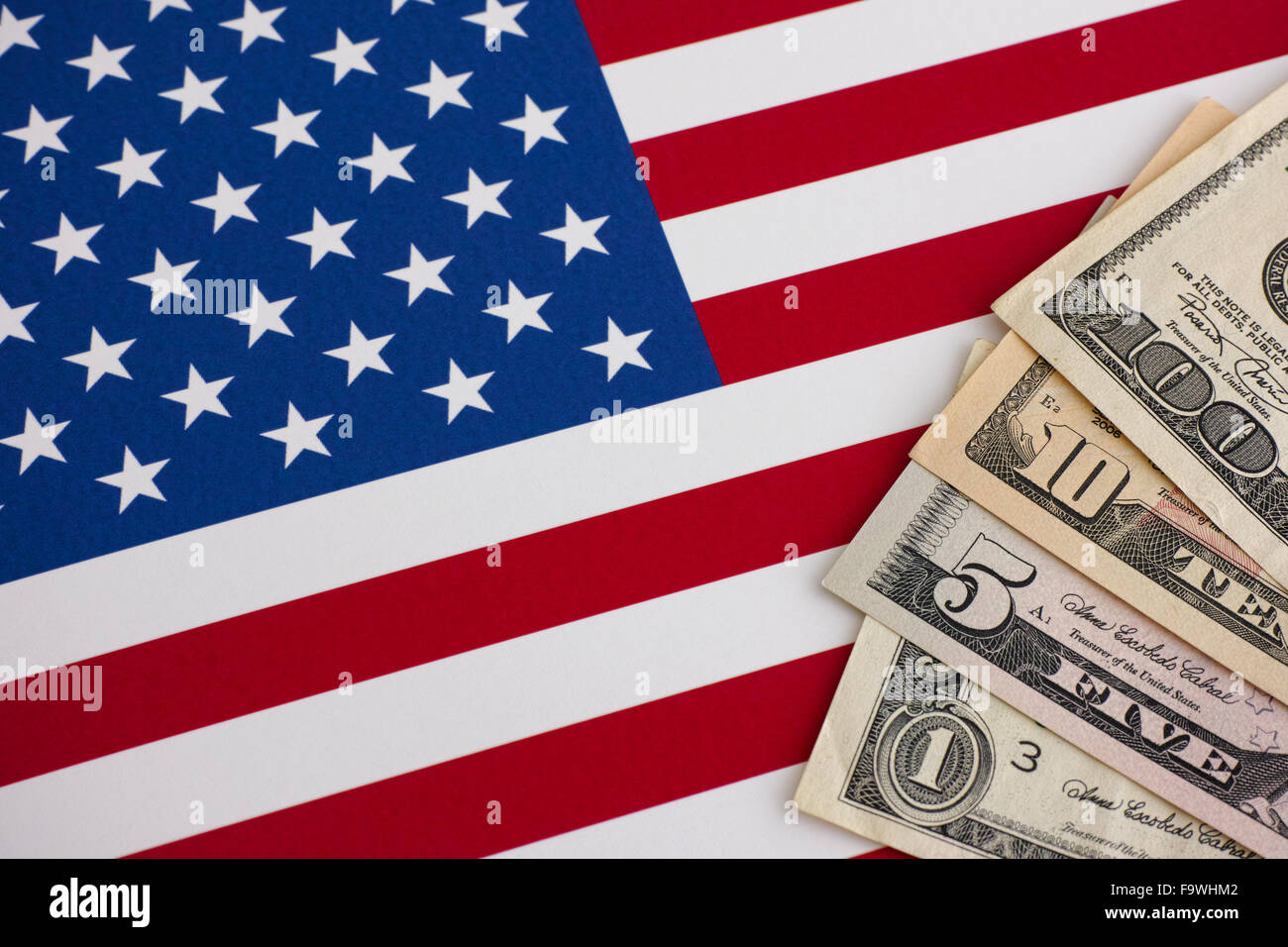 Bandiera americana e dollari. Close up. Foto Stock