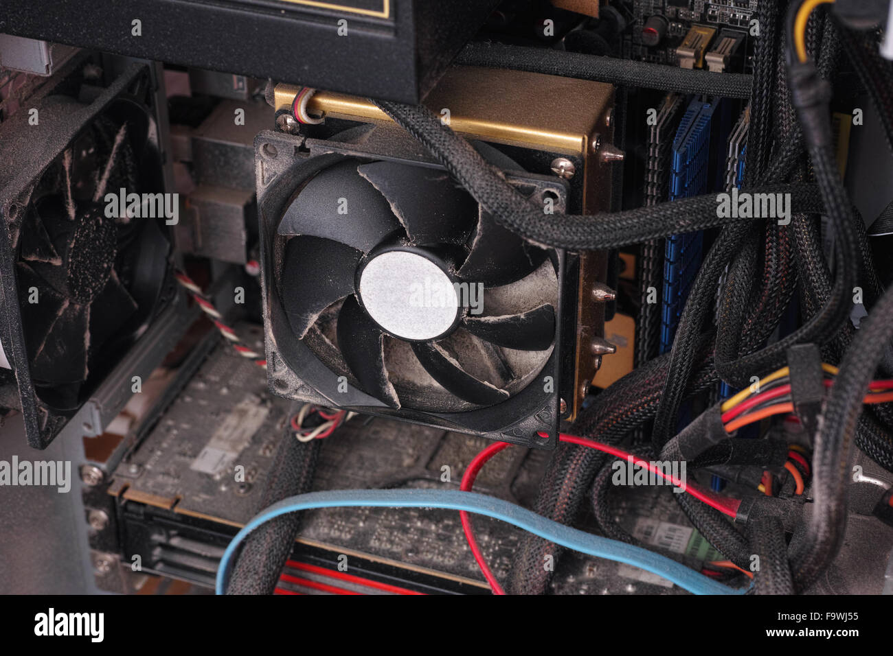 Un PC sporca. La polvere e lo sporco all'interno del case del computer. Foto Stock
