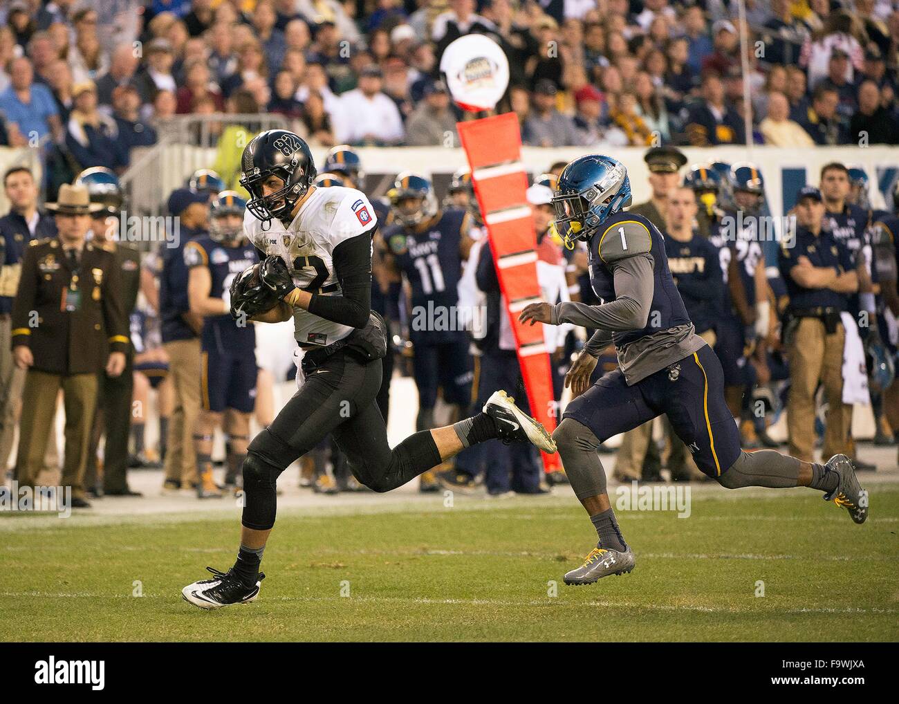 Navy aspiranti guardiamarina Brendon Clements (1) insegue esercito cavalieri neri wide receiver Edgar POE (82) durante il NCAA Football gioco tra esercito cavalieri neri e la marina militare aspiranti guardiamarina ha suonato presso il Lincoln Financial Field Dicembre 12, 2015 in Philadelphia, PA. Foto Stock