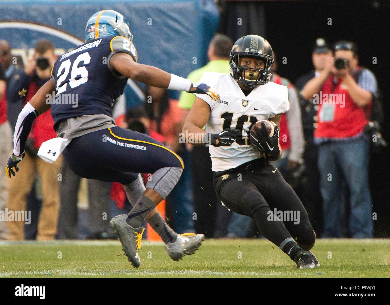 Navy aspiranti guardiamarina sicurezza Thomasson Daiquan (26) cerca di fermare l'esercito cavalieri neri wide receiver Shafer Swann (10) durante il NCAA Football gioco tra esercito cavalieri neri e la marina militare aspiranti guardiamarina ha suonato presso il Lincoln Financial Field Dicembre 12, 2015 in Philadelphia, PA. Foto Stock