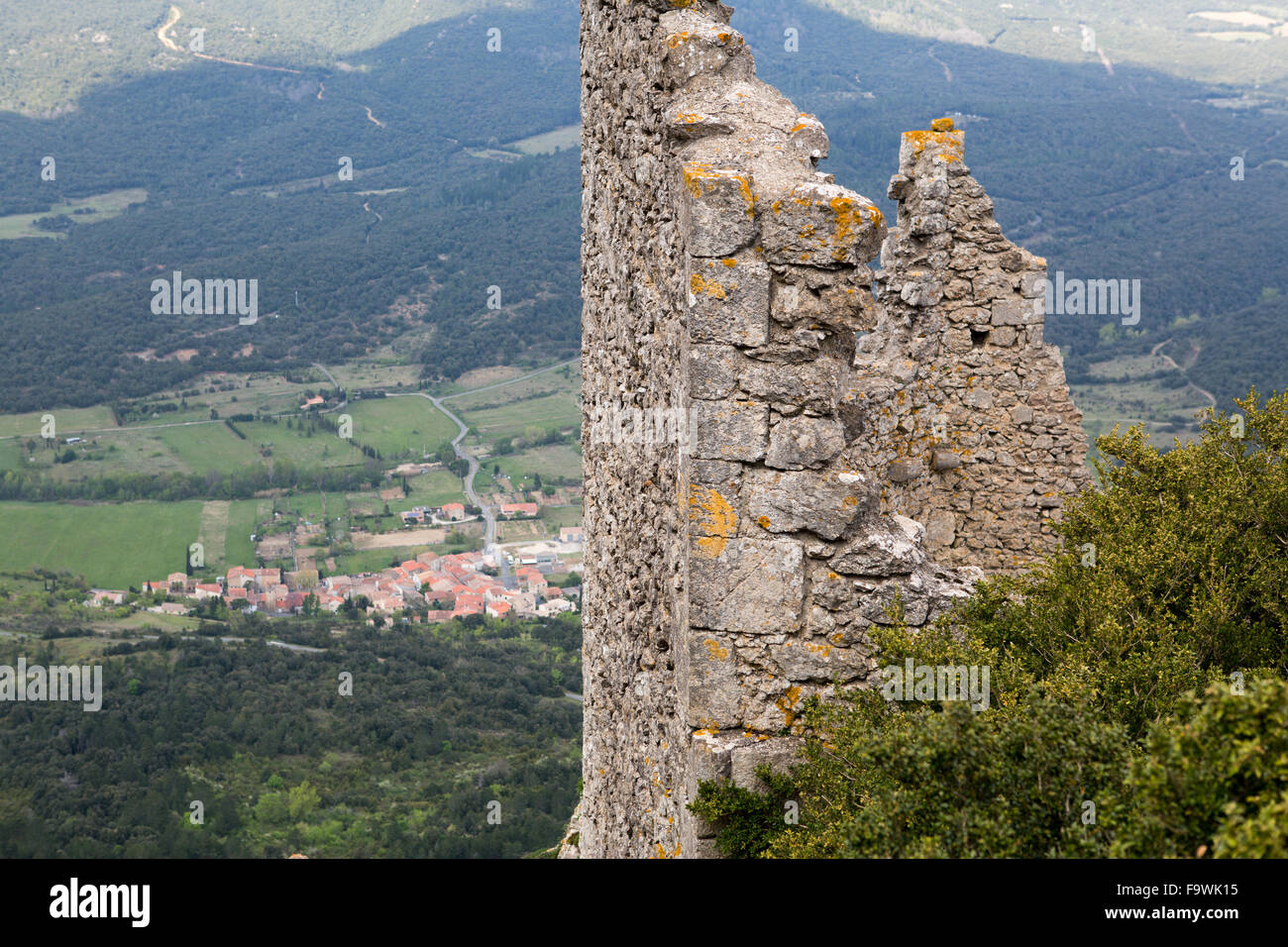 Peyrepertuse castle e montagna in Pirenei francesi Foto Stock