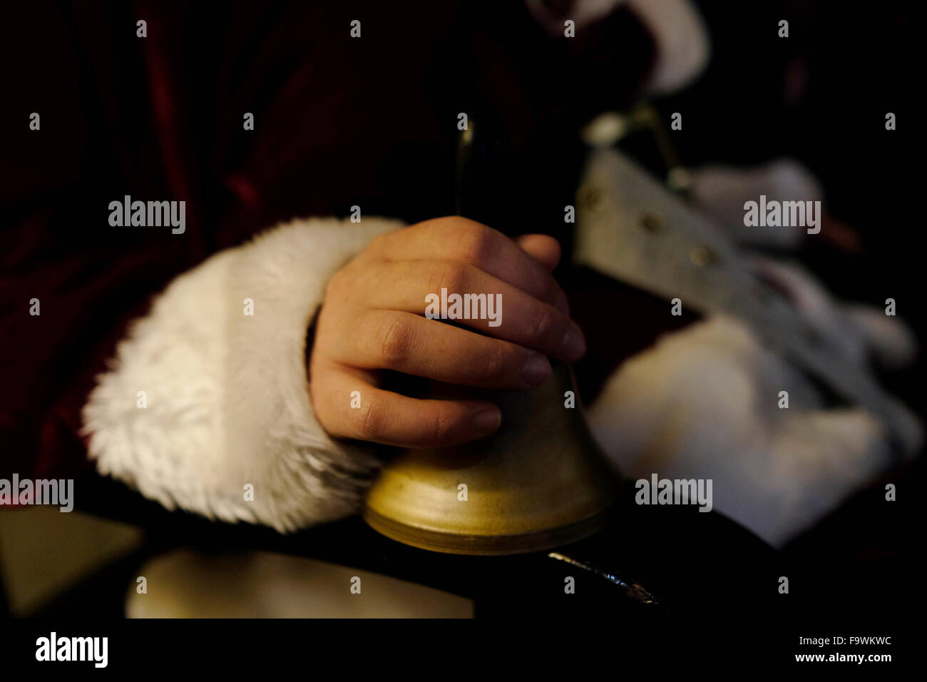 Uomo vestito da Santa Claus tenendo un bell durante il periodo di Natale Foto Stock