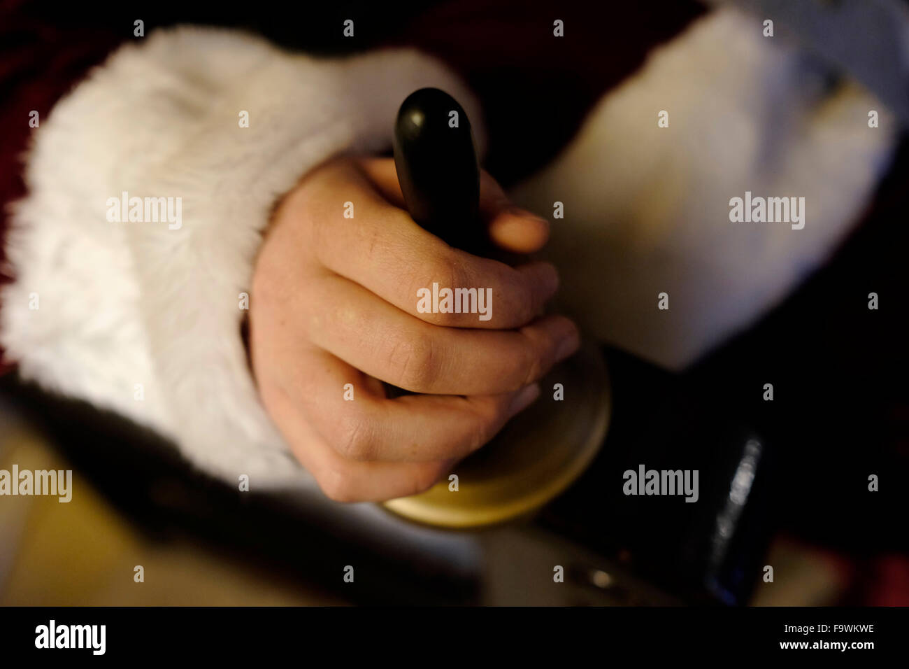 Uomo vestito da Santa Claus tenendo un bell durante il periodo di Natale Foto Stock