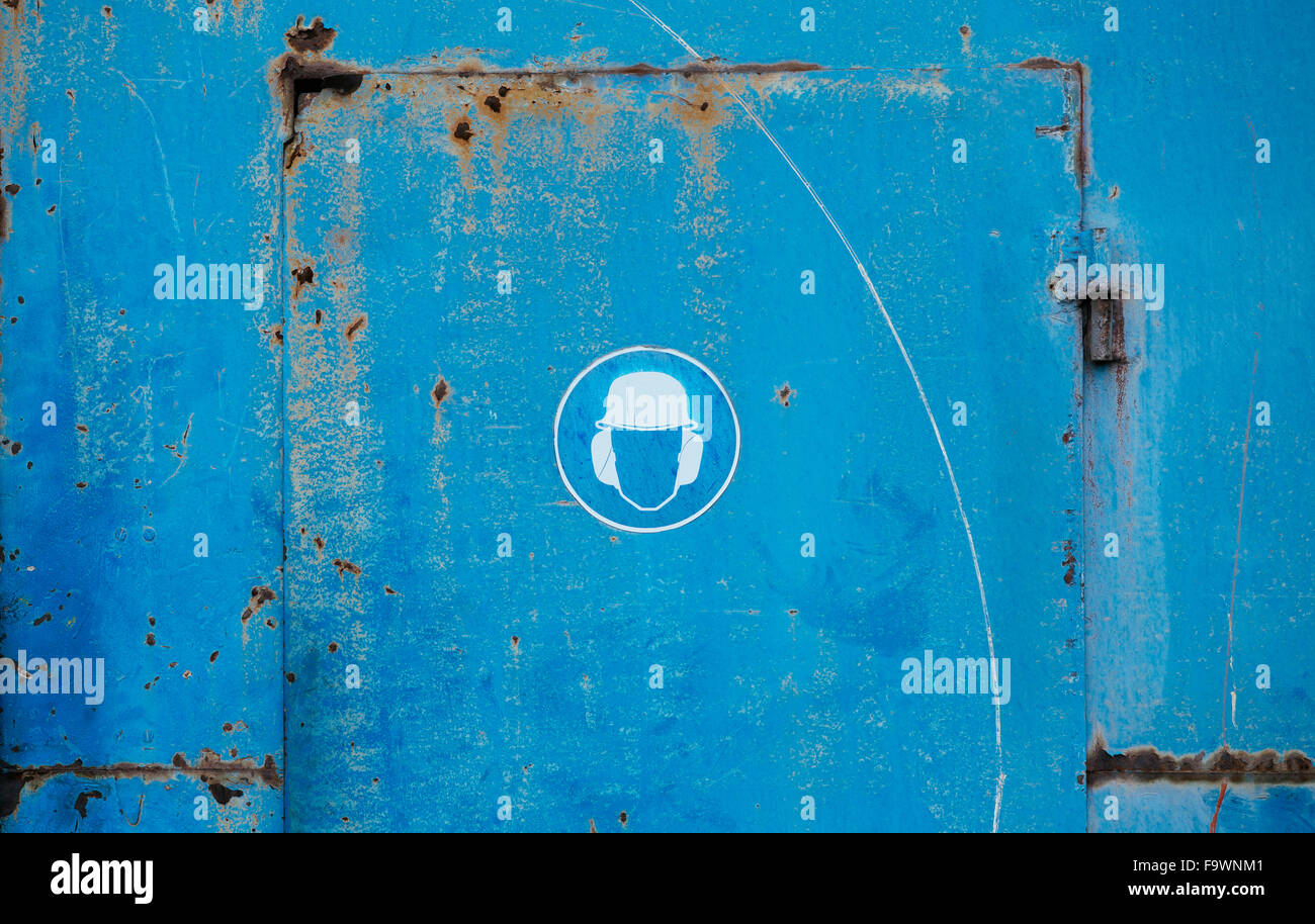 Il pittogramma di colore blu sulla porta di metallo, la protezione contro il rumore Foto Stock