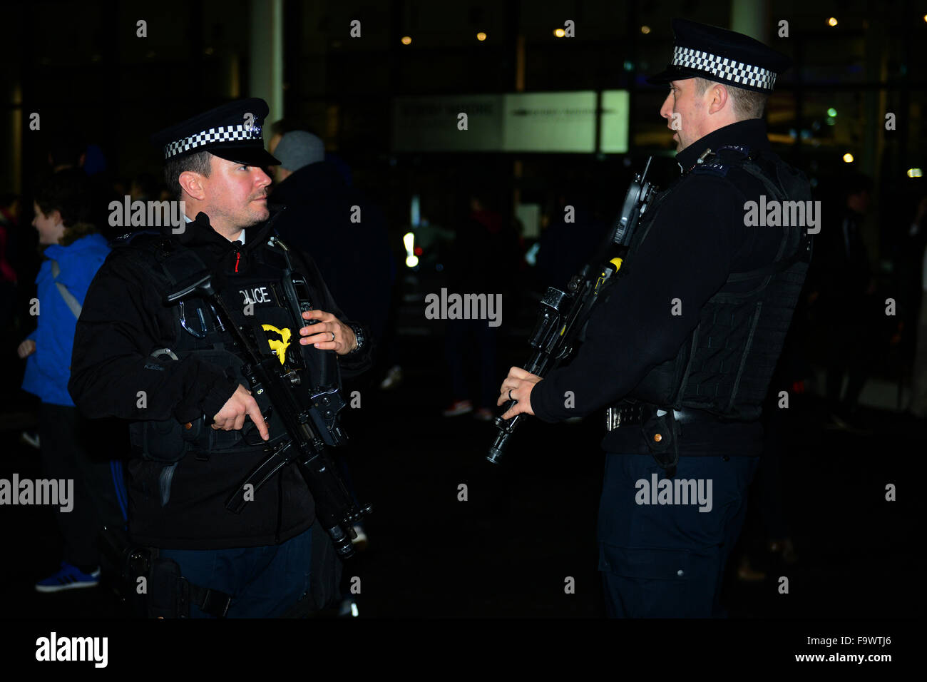 Nella scia di attentati di Parigi, è aumentata la presenza della polizia era visibile come i fan di arrivare per l'Inghilterra del amichevole con la Francia con: polizia armata dove: Londra, Regno Unito quando: 17 Nov 2015 Foto Stock