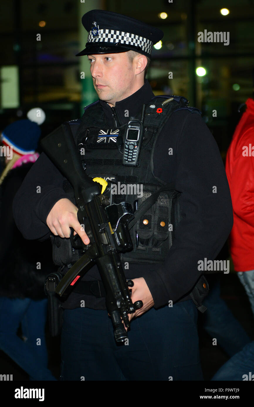 Nella scia di attentati di Parigi, è aumentata la presenza della polizia era visibile come i fan di arrivare per l'Inghilterra del amichevole con la Francia con: polizia armata dove: Londra, Regno Unito quando: 17 Nov 2015 Foto Stock